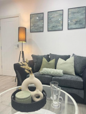 Private two bedroom deluxe apartment Leicester with large garden and free parking